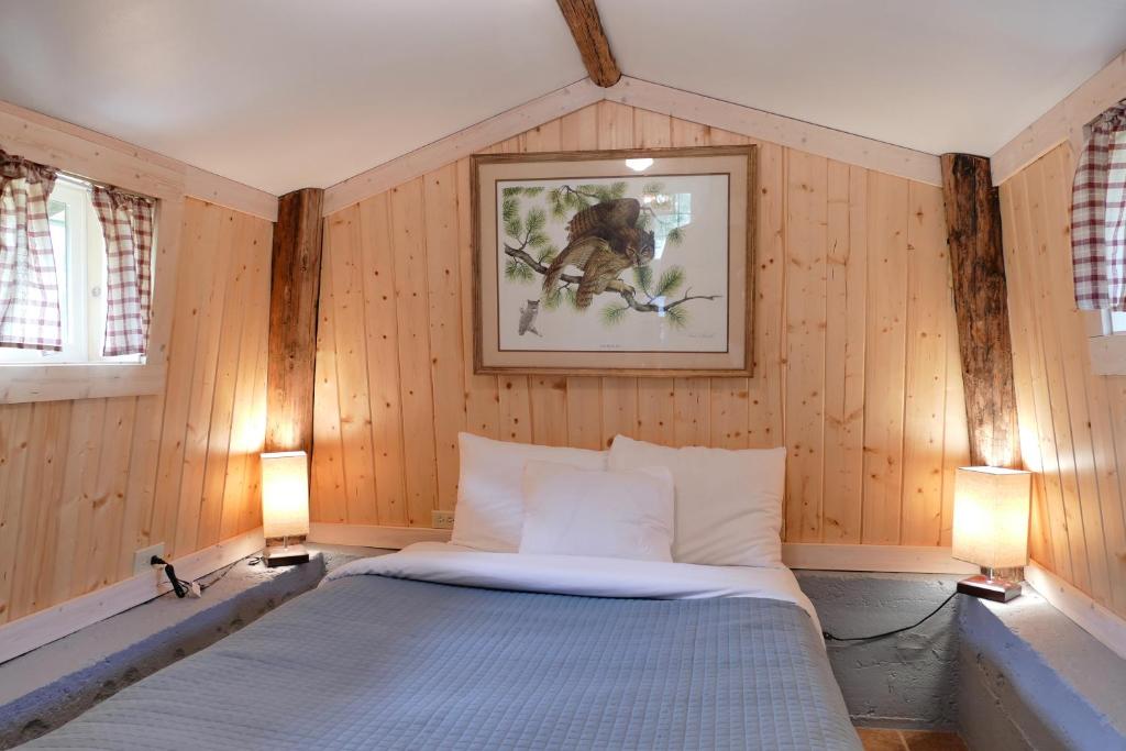 Postel nebo postele na pokoji v ubytování Trail Shop Inn