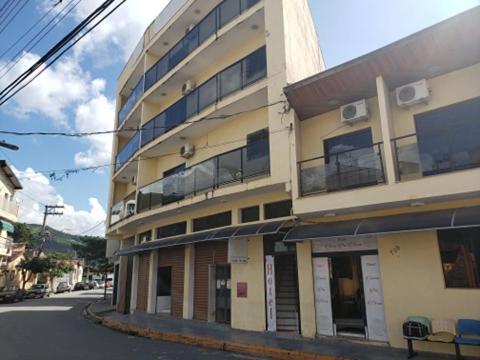 a tall building on the side of a street at Hotel Divino Pai Eterno in Aparecida