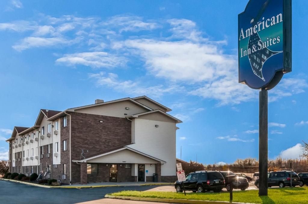 a street sign in front of a hotel at American Inn & Suites Metro Airport in Romulus