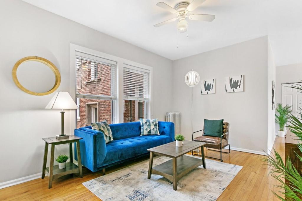 1BR Apartment in Rogers Park with King Bed - Lunt 2E - Housity
