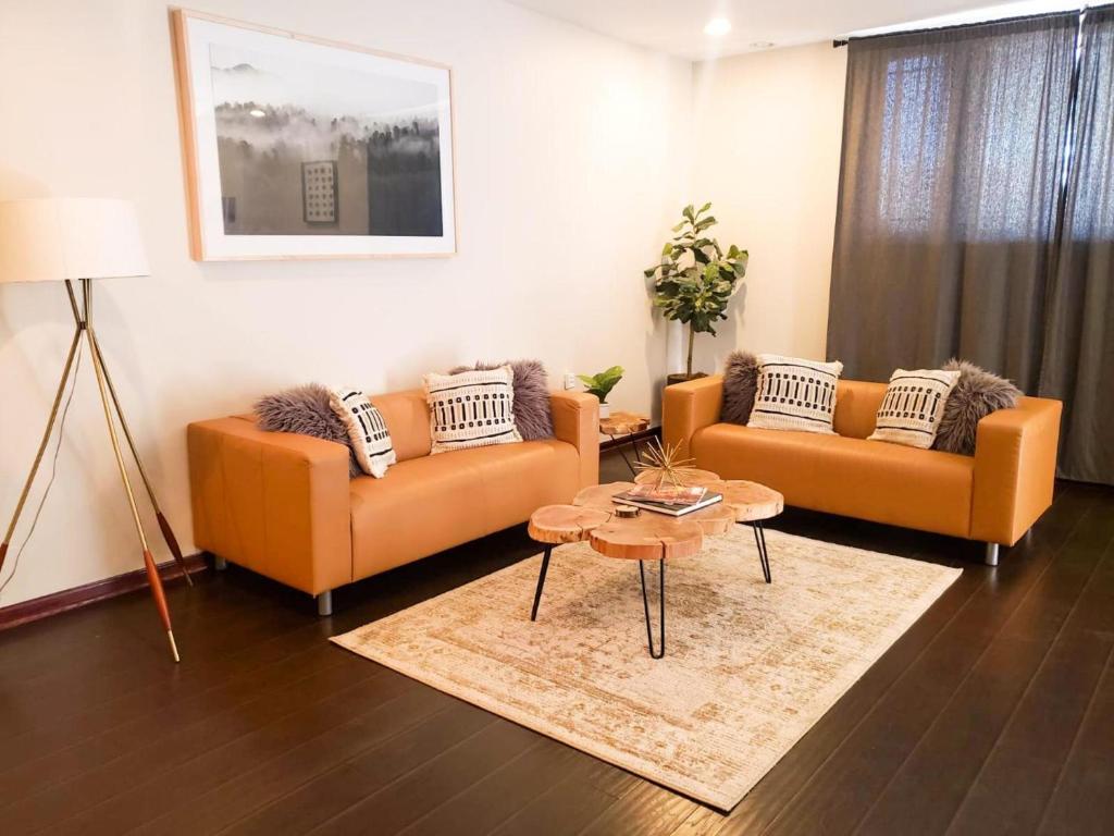 Sala de estar con 2 sofás y mesa en 2BR Airy & Tidy Apt with Free Covered Parking - Central Modern en Chicago