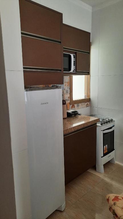 Kuchyň nebo kuchyňský kout v ubytování Apartamento mobiliado com varanda no centro de paulo afonso