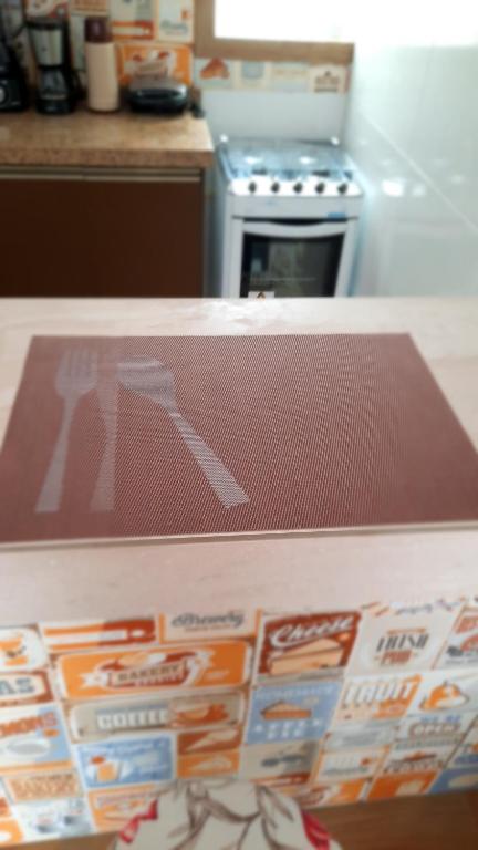 Kuchyň nebo kuchyňský kout v ubytování Apartamento mobiliado com varanda no centro de paulo afonso