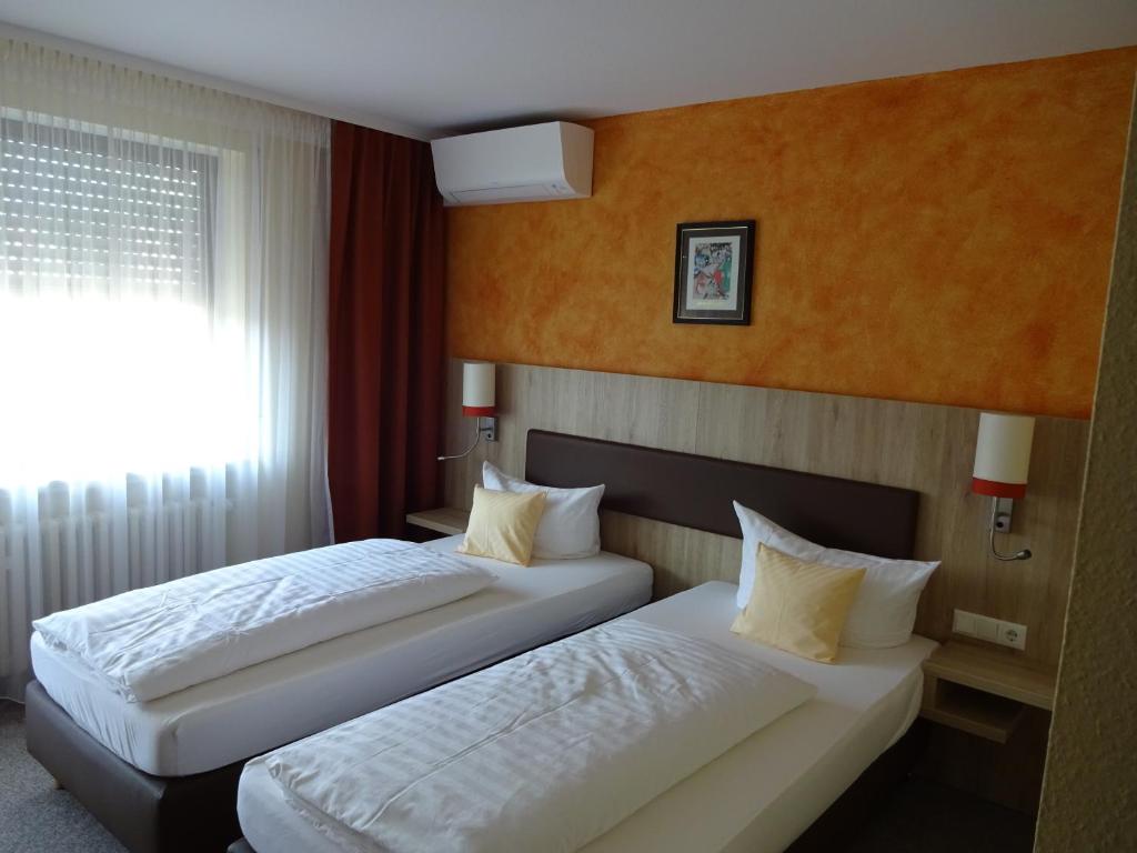 Postel nebo postele na pokoji v ubytování Gasthof Hotel Zum Ross
