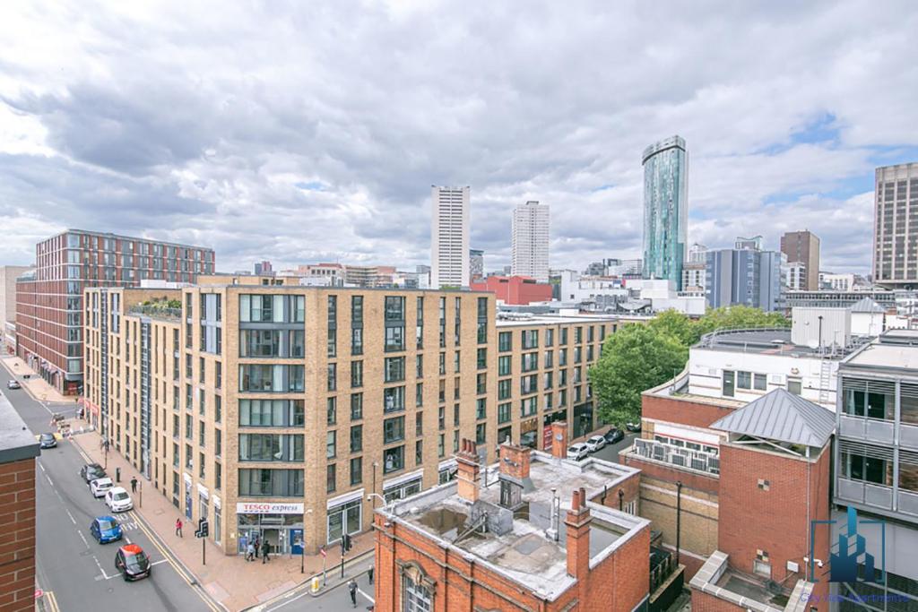 z góry widok na miasto z wysokimi budynkami w obiekcie City View Apartments B5 Central City Centre w Birmingham