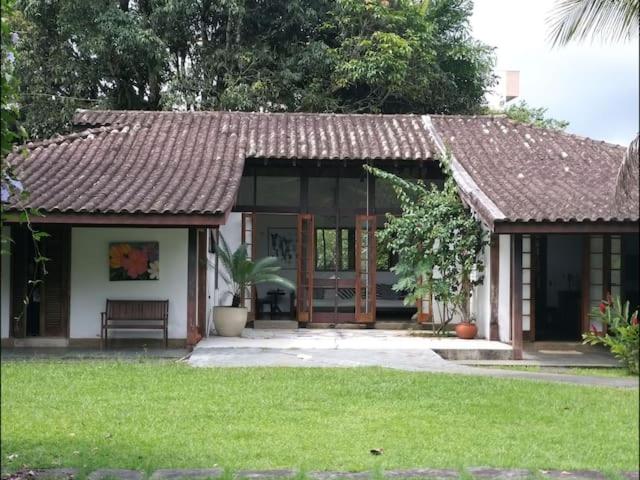  Quarto em Linda Casa com Piscina