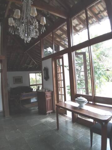  Quarto em Linda Casa com Piscina