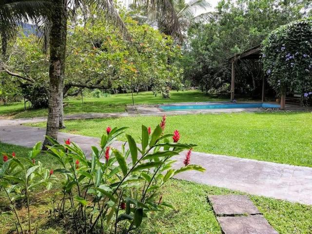  Quarto em Linda Casa com Piscina