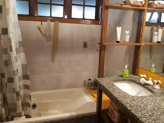  Quarto em Linda Casa com Piscina