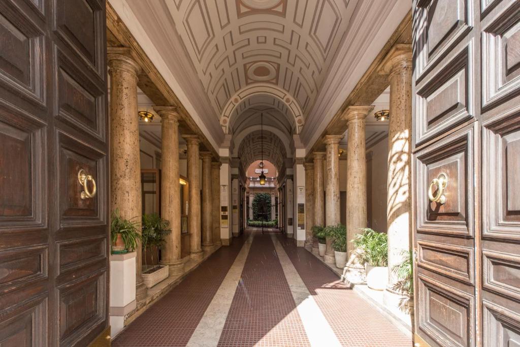 an empty hallway in a building with a ceiling at Matisse Royal in Rome