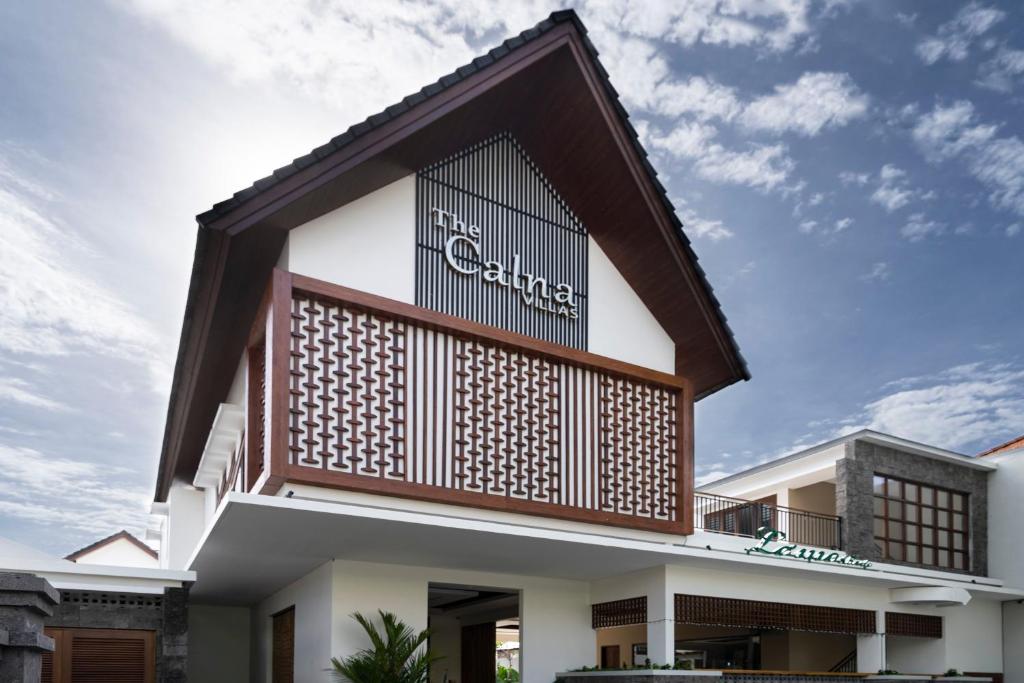 庫塔的住宿－The Calna Villa Bali，白色和棕色的房屋
