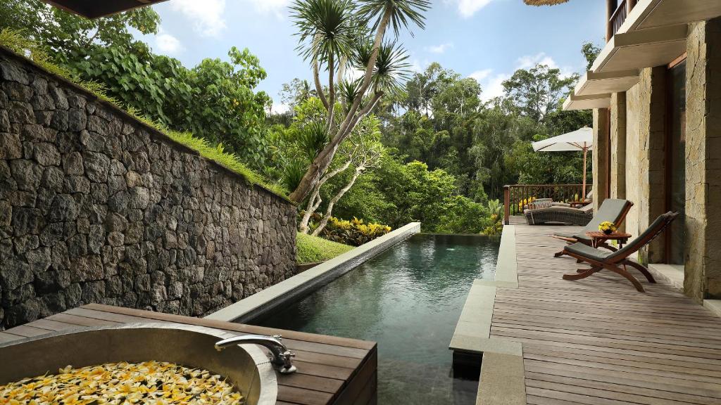 Bazén v ubytování Maya Ubud Resort & Spa nebo v jeho okolí