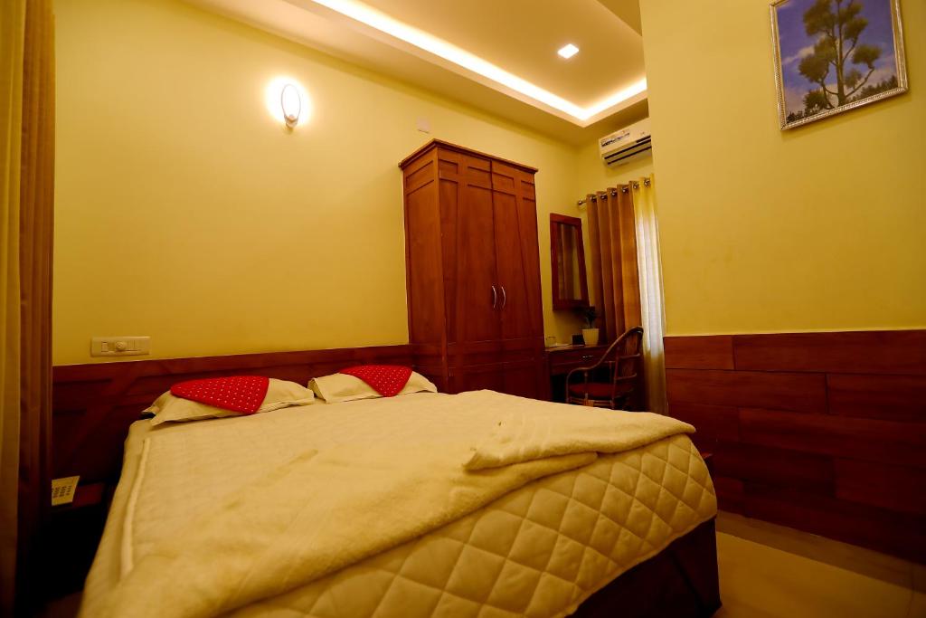 Postel nebo postele na pokoji v ubytování SAPPHIRE INN
