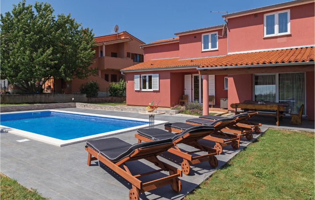 Five-Bedroom Holiday Home In Fazana