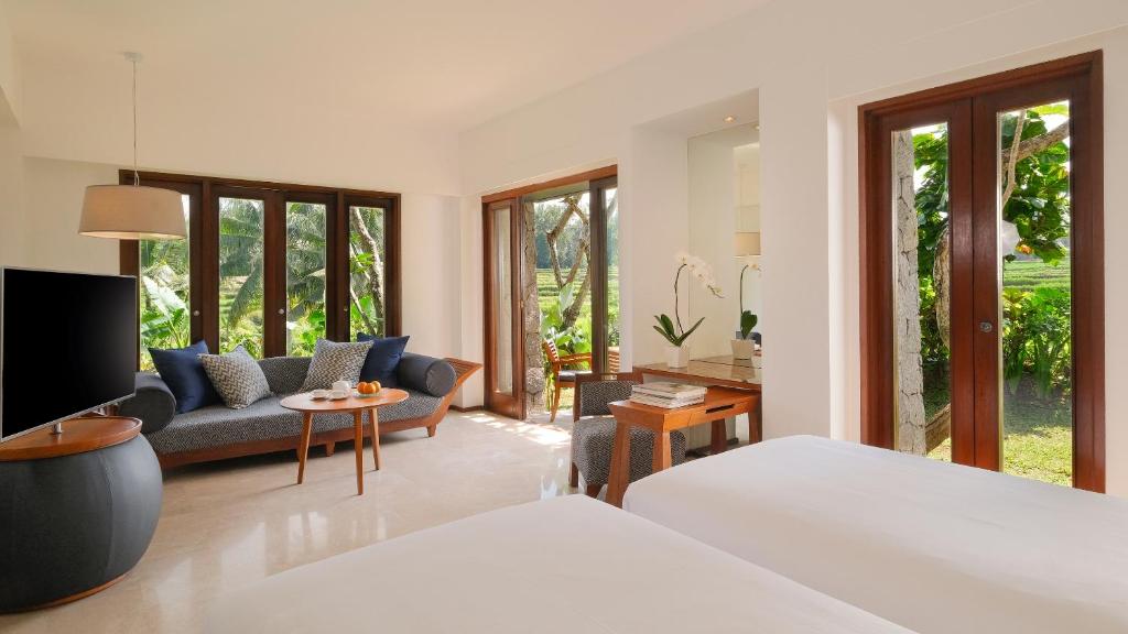 Postel nebo postele na pokoji v ubytování Maya Ubud Resort & Spa