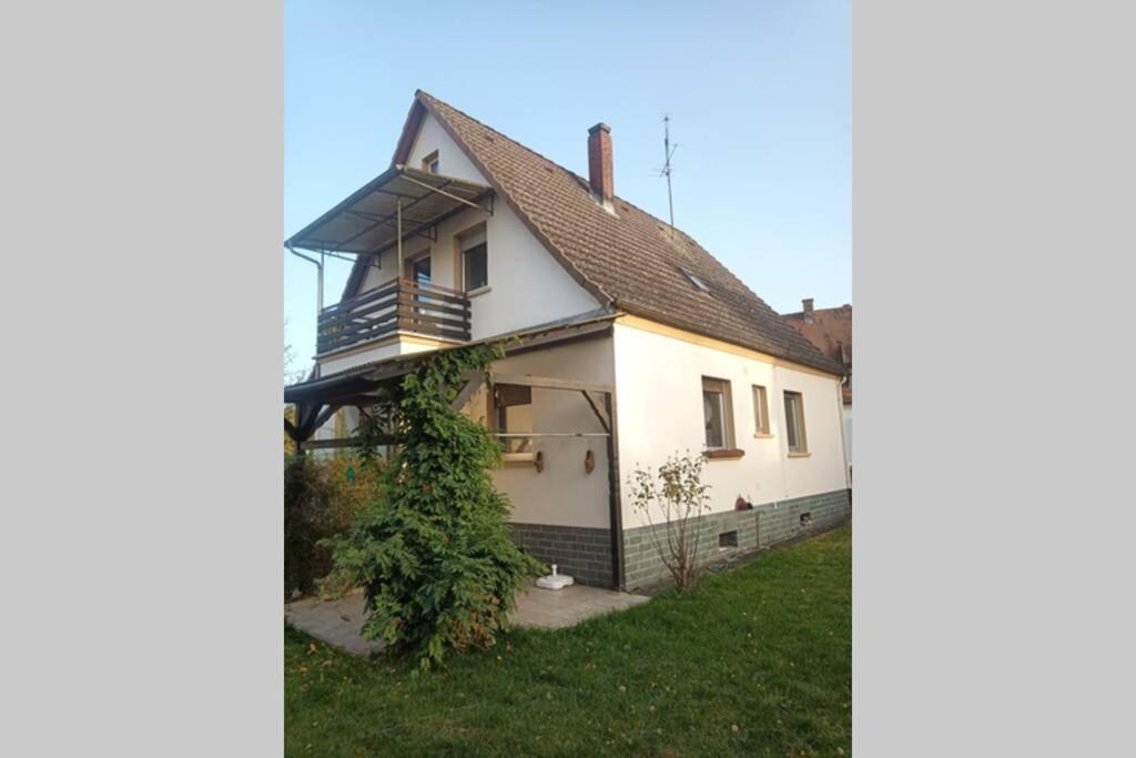 Biały dom z balkonem i dziedzińcem w obiekcie Haus Theresia w mieście Kleinostheim