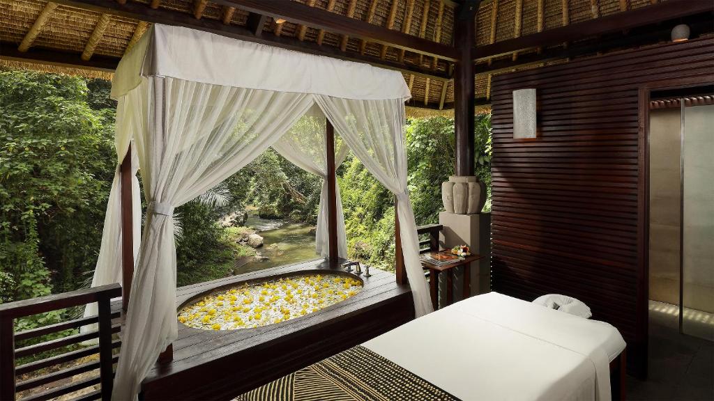 Postel nebo postele na pokoji v ubytování Maya Ubud Resort & Spa