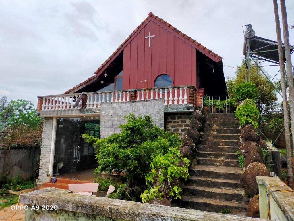Gia lai Homestay Phương My في بلاي كو: كنيسة بسقف احمر ودرج