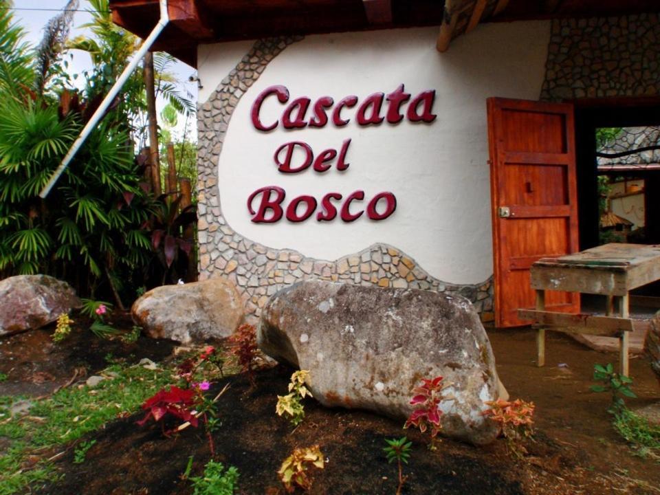 een bord met de tekst casaria del bosco op een gebouw bij Cascata Del Bosco Cabinas in San Vito