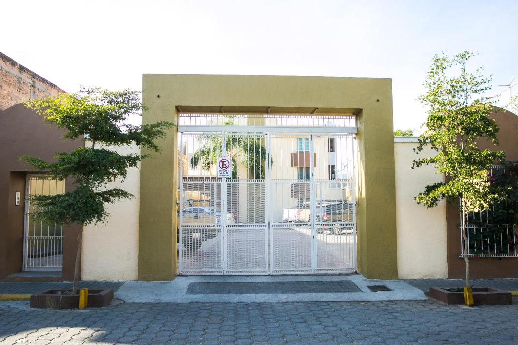 uma porta grande para um edifício com um portão em Departamentos Tequila em Tequila