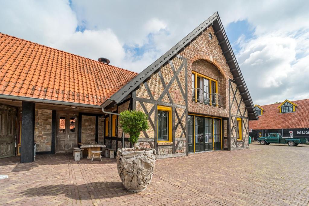 a building with a potted tree in a courtyard at Hotel Inn Salland in Raalte