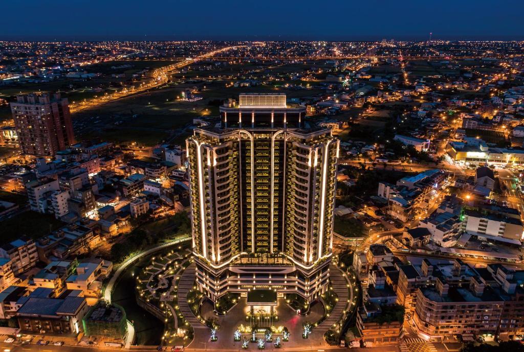 una vista aérea de un gran edificio por la noche en Cuncyue Hot Spring Resort en Luodong