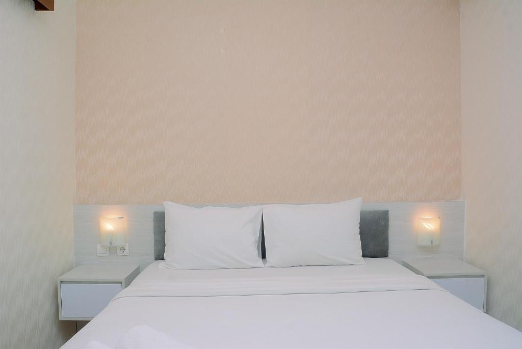 Ένα ή περισσότερα κρεβάτια σε δωμάτιο στο Comfy with Modern Style 1BR Grand Kamala Lagoon Apartment By Travelio