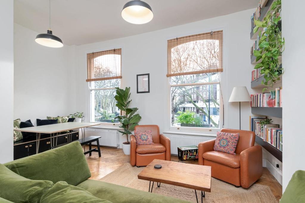 Posedenie v ubytovaní GuestReady - Beautiful Flat on Newington Green