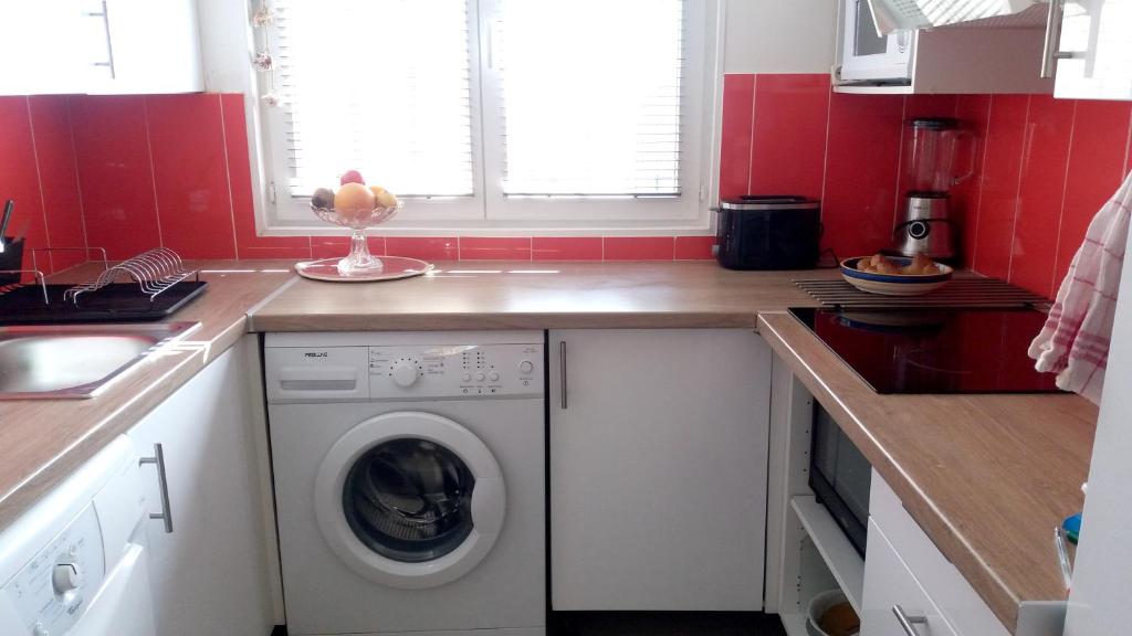 Appartement moderne à Paray-Vieille-Poste, 50m², avec terrasseにあるキッチンまたは簡易キッチン