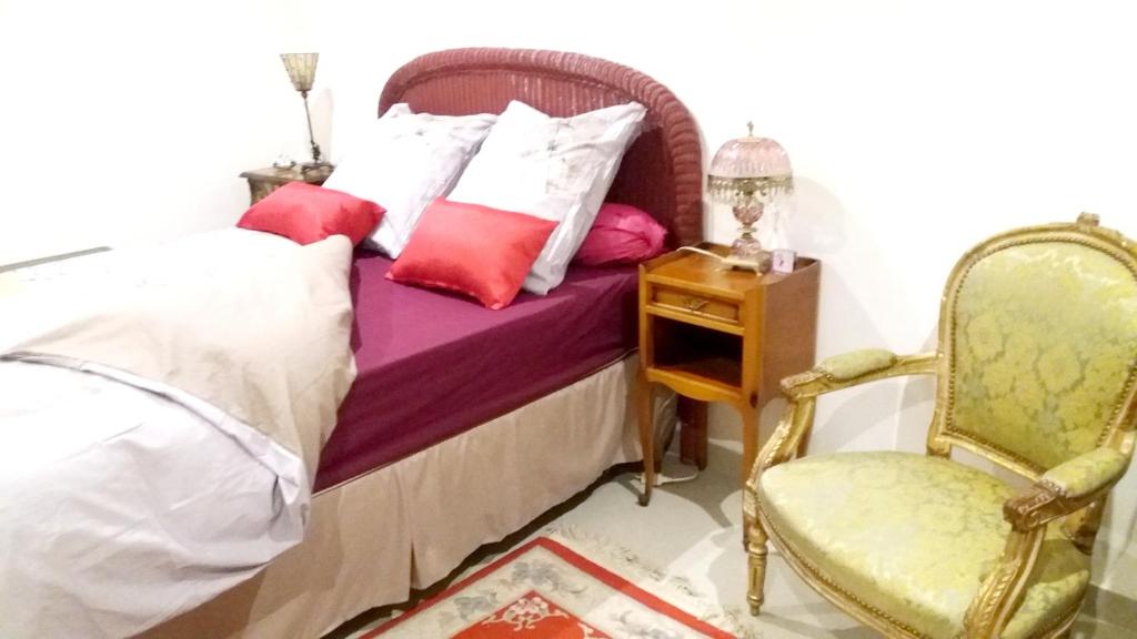 Een bed of bedden in een kamer bij Appartement d'une chambre avec terrasse et wifi a Paray Vieille Poste