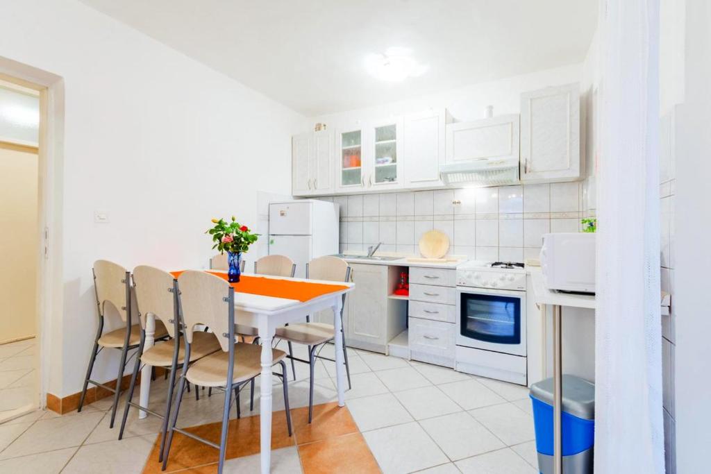 Kuchyňa alebo kuchynka v ubytovaní Charming apartment with private pool in Mastrinka - 98 sqm