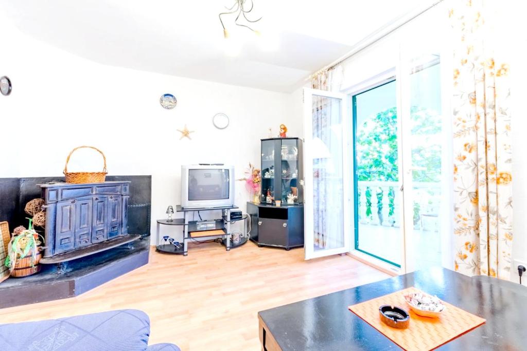 Televízia a/alebo spoločenská miestnosť v ubytovaní Charming apartment with private pool in Mastrinka - 98 sqm
