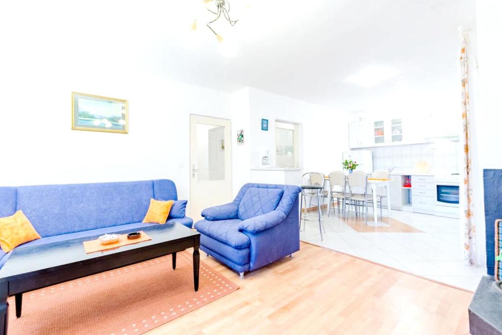 Posedenie v ubytovaní Charming apartment with private pool in Mastrinka - 98 sqm