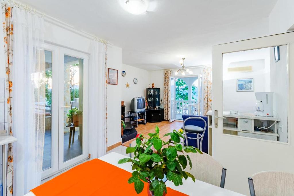 Kuchyňa alebo kuchynka v ubytovaní Charming apartment with private pool in Mastrinka - 98 sqm