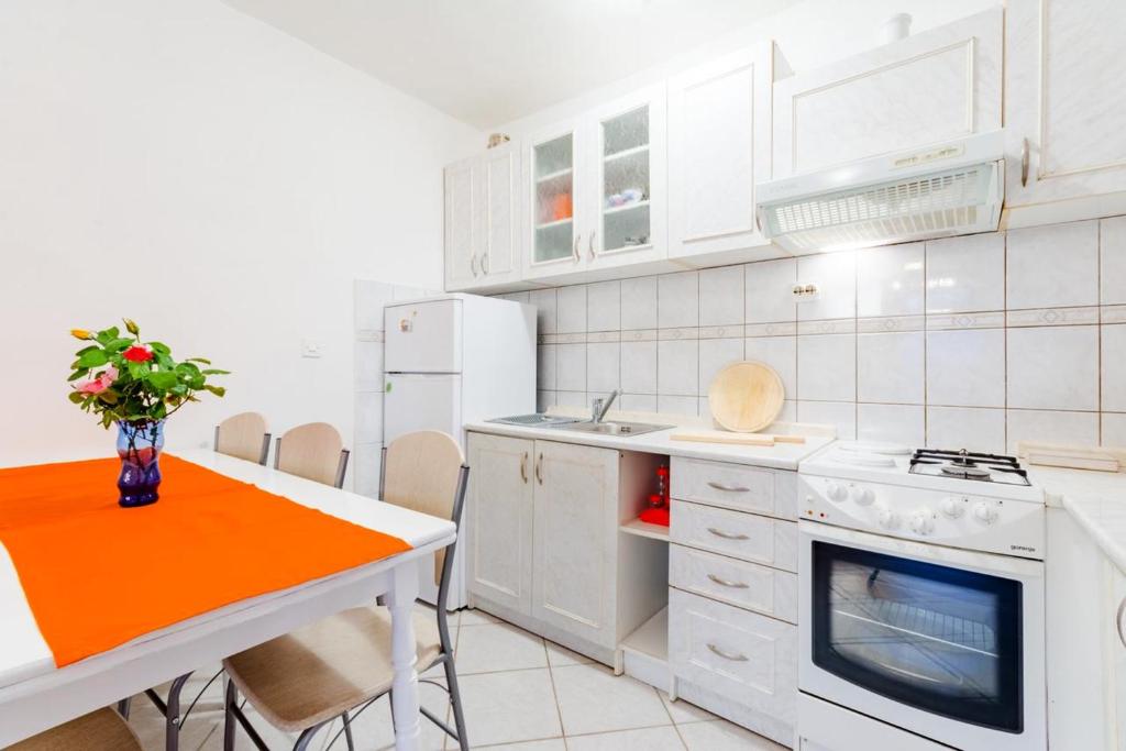 Kuchyňa alebo kuchynka v ubytovaní Charming apartment with private pool in Mastrinka - 98 sqm