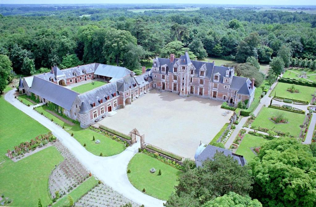 eine Luftansicht eines Herrenhauses mit einem großen Hof in der Unterkunft Demeure de 6 chambres avec piscine interieure sauna et jardin clos a Vernou sur Brenne in Vernou-sur-Brenne