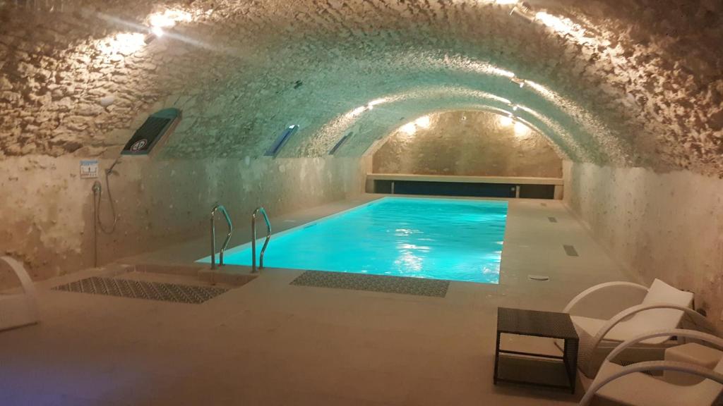 a swimming pool in a cave with a tunnel at Demeure de 6 chambres avec piscine interieure jacuzzi et jardin clos a Vernou sur Brenne in Vernou-sur-Brenne