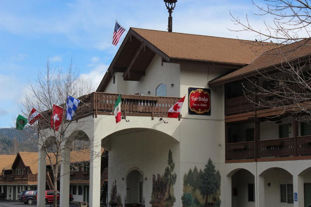 un edificio con bandiere di fronte di FairBridge Inn & Suites a Leavenworth