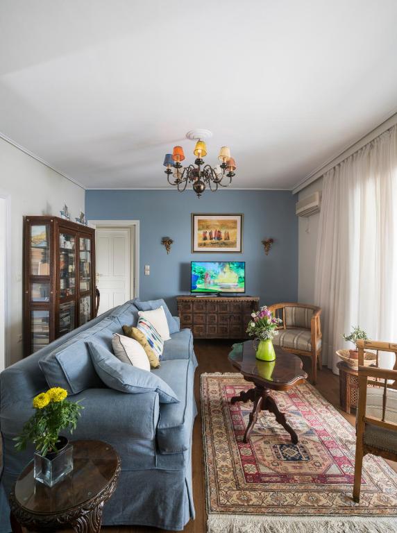 Posezení v ubytování Unique Flat with Sea View at Edem Beach - A Seafront Property by Athenian Homes