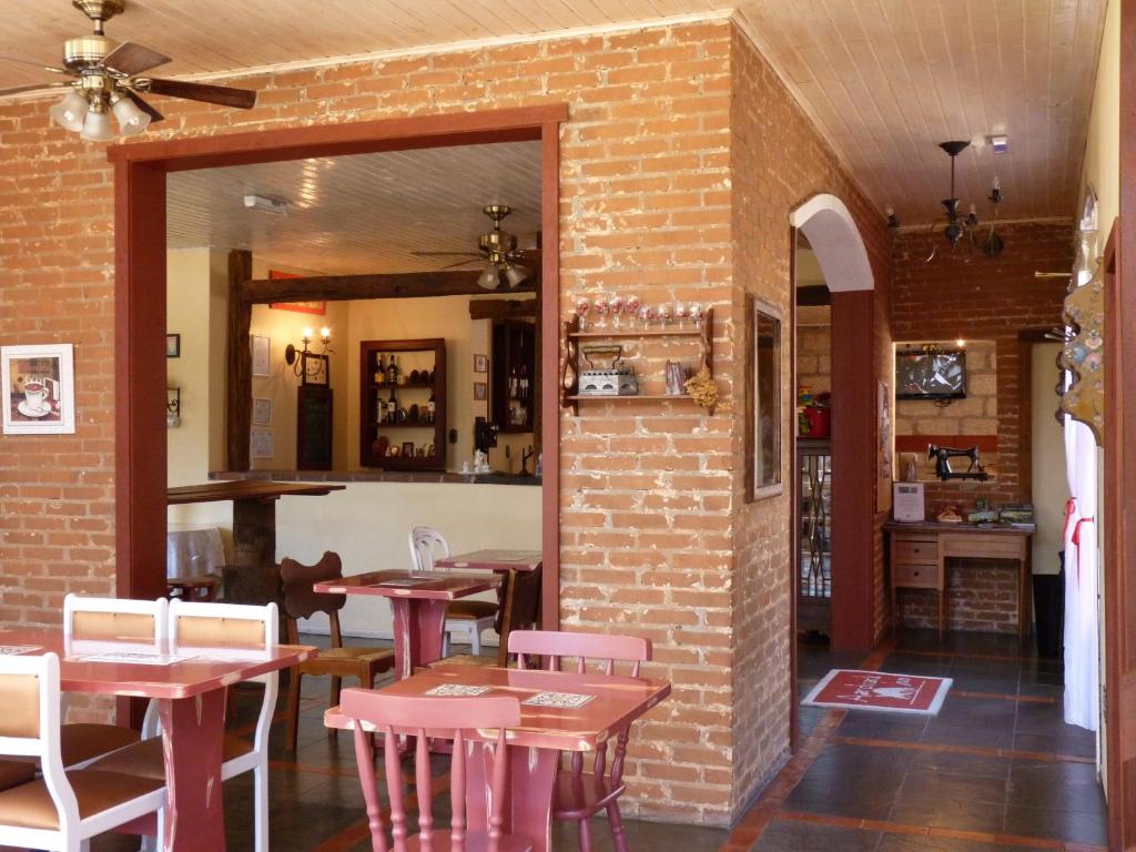 Um restaurante ou outro lugar para comer em Aardvark Inn Pousada