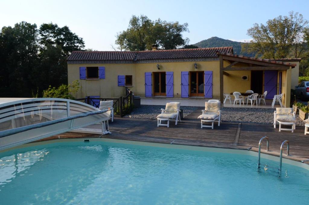 ein Haus mit einer Terrasse und einem Pool in der Unterkunft Villa de 4 chambres avec piscine privee jardin amenage et wifi a La Mole in La Môle