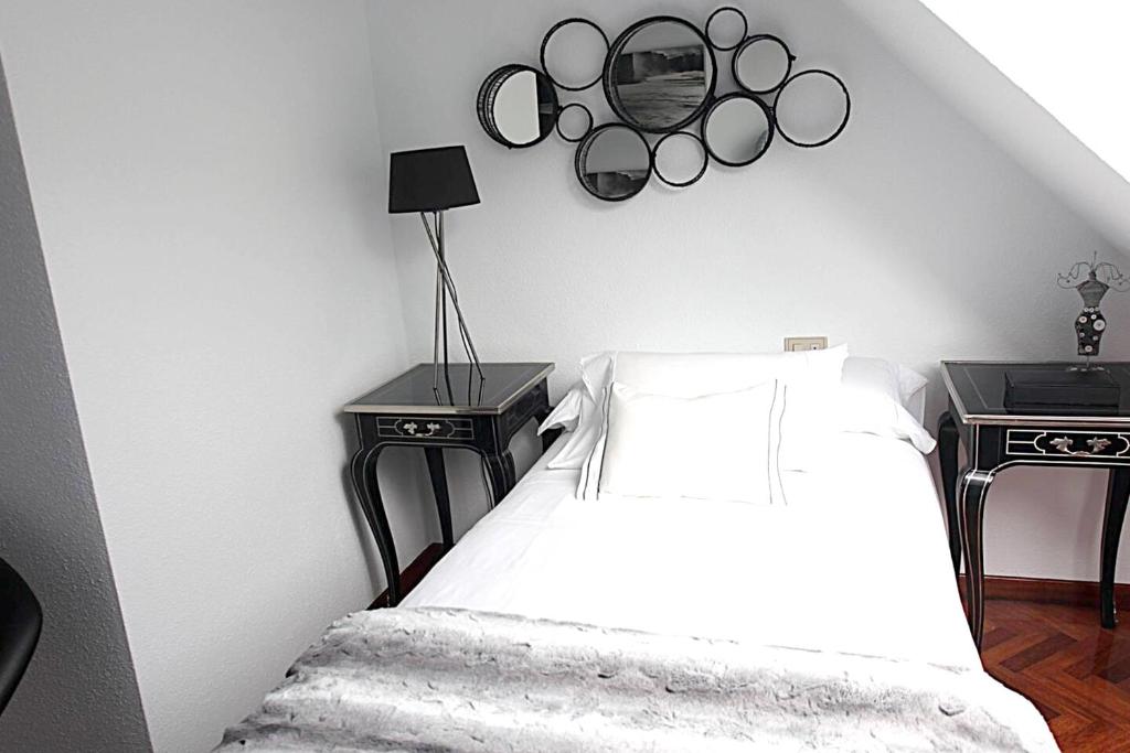 Postel nebo postele na pokoji v ubytování Elegant Apartment in Malpica with Sea View