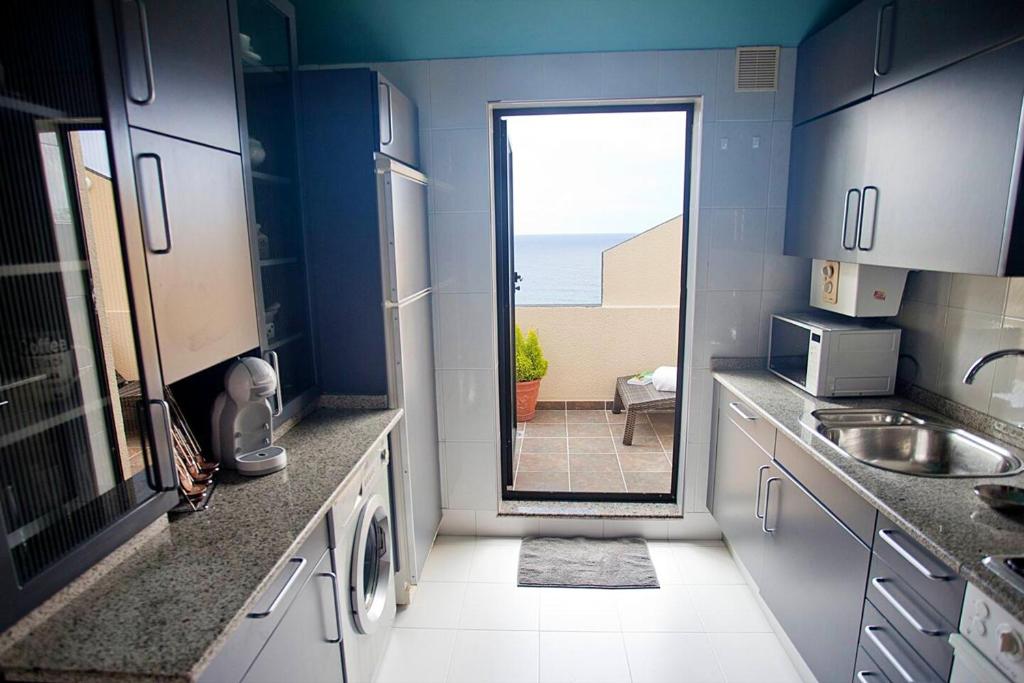 Kuchyň nebo kuchyňský kout v ubytování Elegant Apartment in Malpica with Sea View