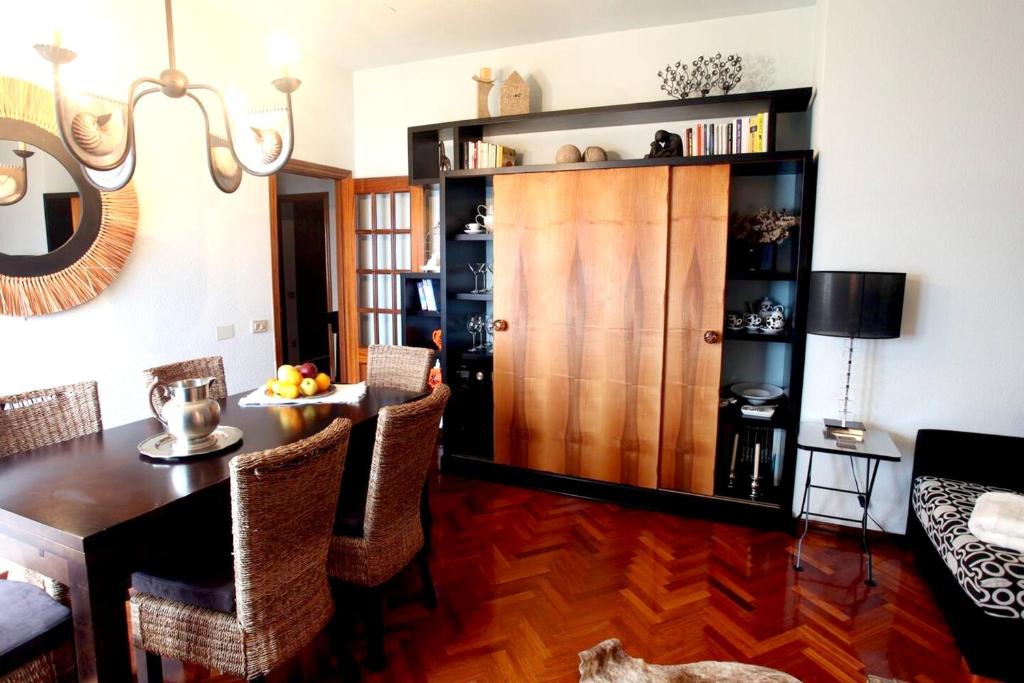 Posezení v ubytování Elegant Apartment in Malpica with Sea View