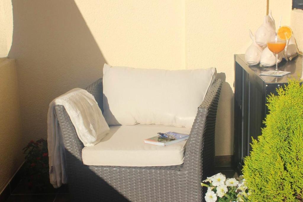 Posezení v ubytování Elegant Apartment in Malpica with Sea View