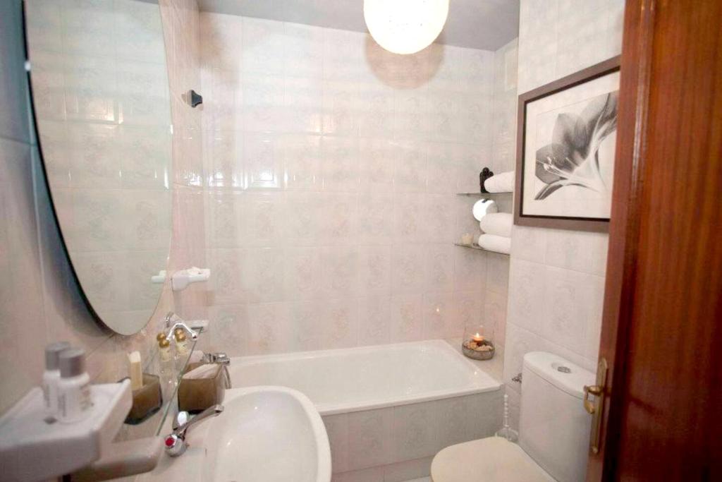 Koupelna v ubytování Elegant Apartment in Malpica with Sea View