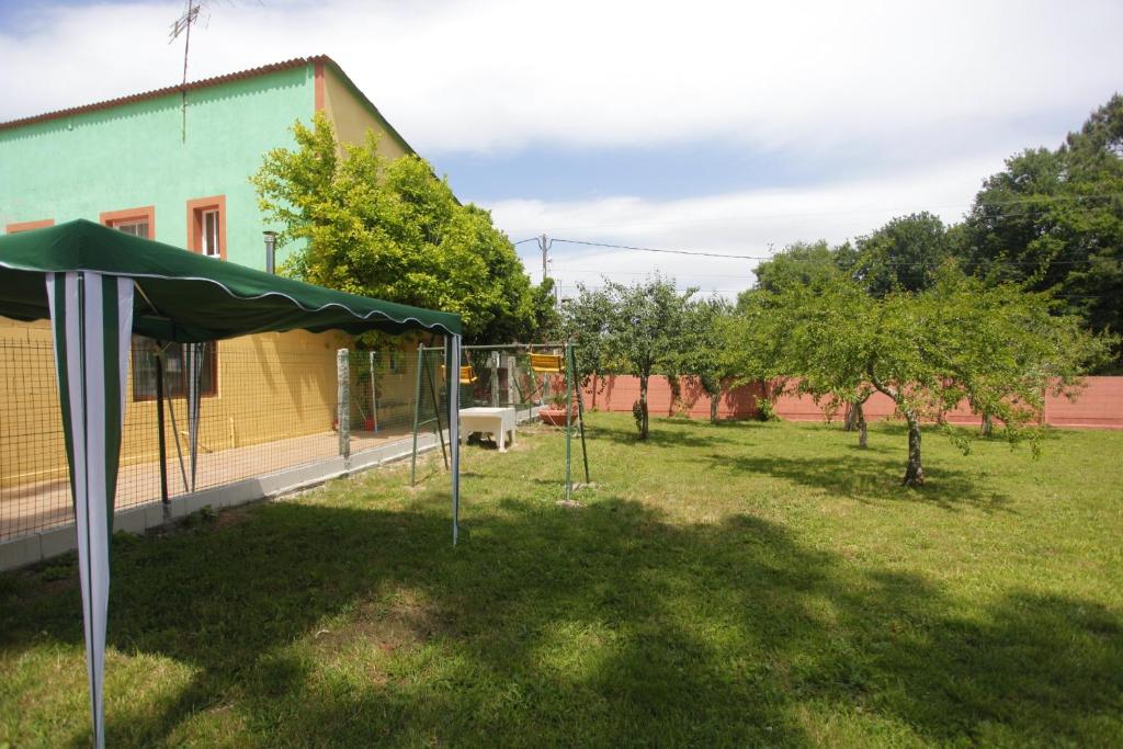 Vonkajšia záhrada v ubytovaní Spacious House with Garden in Touro – Family-Friendly