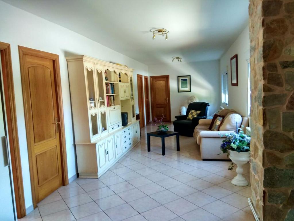 Posedenie v ubytovaní Spacious House with Garden in Touro – Family-Friendly