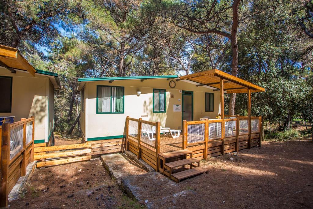 una casa con portico e terrazza in legno di Mobile homes Pine Sea Banjole a Banjole