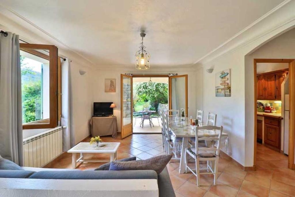 Χώρος καθιστικού στο Appartement confortable au Bar-sur-Loup 60 m² avec jardin